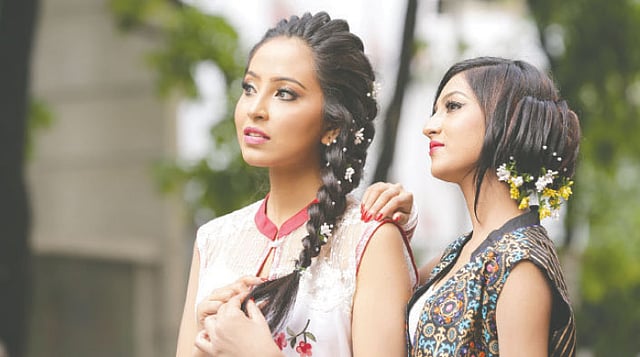 গরমে আরাম দেবে বাঁধা চুল, বৈশাখে আবহ যোগ করবে ফুল। মডেল: রিফাত ও মিলা, সাজ: মিউনি’স ব্রাইডল, পোশাক: লা রিভ ও নিপুণ, ছবি: নকশা