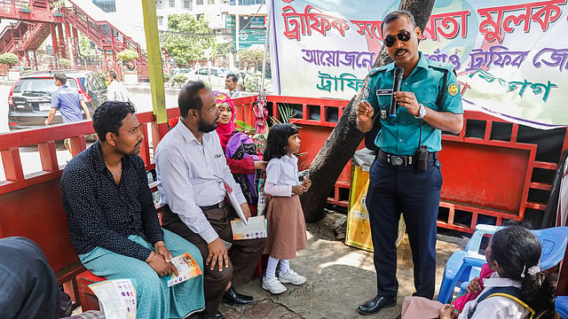 সড়ক বিভাজকের মধ্যে এক ট্রাফিকছাউনিতে তাঁদের সবাইকে বসিয়ে এ কাউন্সেলিং করানো হয়