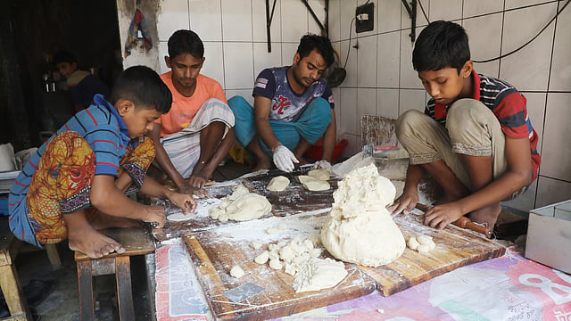 বাখরখানি রুটি তৈরিতে ব্যস্ত শ্রমিকেরা।