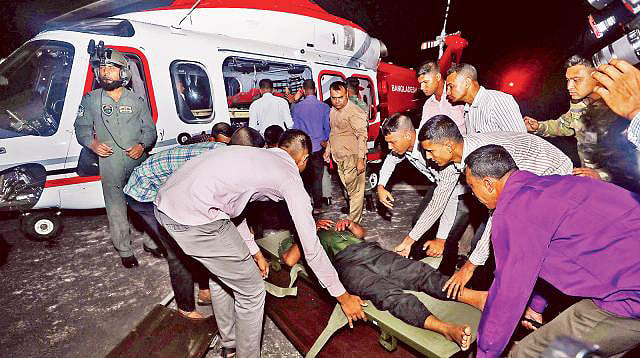 রাঙামাটির বাঘাইছড়ি উপজেলায় সন্ত্রাসীদের ব্রাশফায়ারের ঘটনায় আহতদের দ্রুত হাসপাতালে নেওয়া হয়। ফাইল ছবি