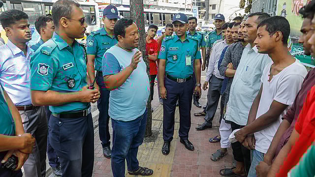 এ সময় সে রাস্তাতেই যাচ্ছিলেন দুই দিন আগে উল্টো পথে চালাতে গিয়ে আটক হওয়া এক সাইকেলচালক। পরে তিনি স্বেচ্ছায় নেমে এসে অসচেতন চালকদের সঙ্গে নিজের অভিজ্ঞতা বিনিময় করেন এবং আইন মেনে চলার প্রতিশ্রুতি আদায় করেন