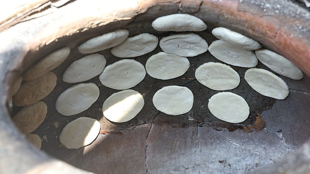 তন্দুরে তৈরি হচ্ছে বাখরখানি।