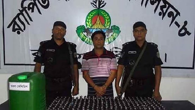 ২০১৫ সালে ৩২০টি বোতলসহ ও ২০ লিটার তরল ফেনসিডিলসহ নুরে আলমকে আটক করেছিল র‌্যাব-৮। ছবি: সংগৃহীত