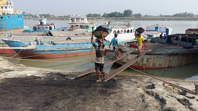 ফরিদপুর সিঅ্যান্ডবি ঘাট নৌবন্দর। ছবি: প্রথম আলো