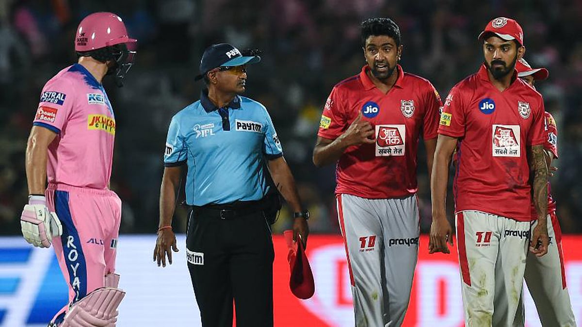 আউট হওয়ার পর অশ্বিনের দিকে বাক্যবাণ ছুড়েছিলেন বাটলার। ফাইল ছবি