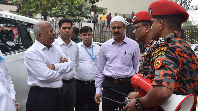 অগ্নিনির্বাপণ মহড়ার সময় ফায়ার সার্ভিসের কর্মকর্তাদের সঙ্গে দুদক চেয়ারম্যান ইকবাল মাহমুদ। ছবি: সংগৃহীত