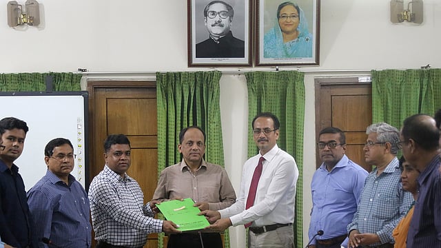 জাতীয় বিজ্ঞান ও প্রযুক্তি জাদুঘরের জন্য তিনটি মুভি বাস এবং দুটি অবজারভেটরি ভ্যান সংগ্রহের জন্য চুক্তি স্বাক্ষর অনুষ্ঠানে মহাপরিচালক মোহাম্মদ মুনীর চৌধুরীসহ অন্যরা। ছবি: সংগৃহীত