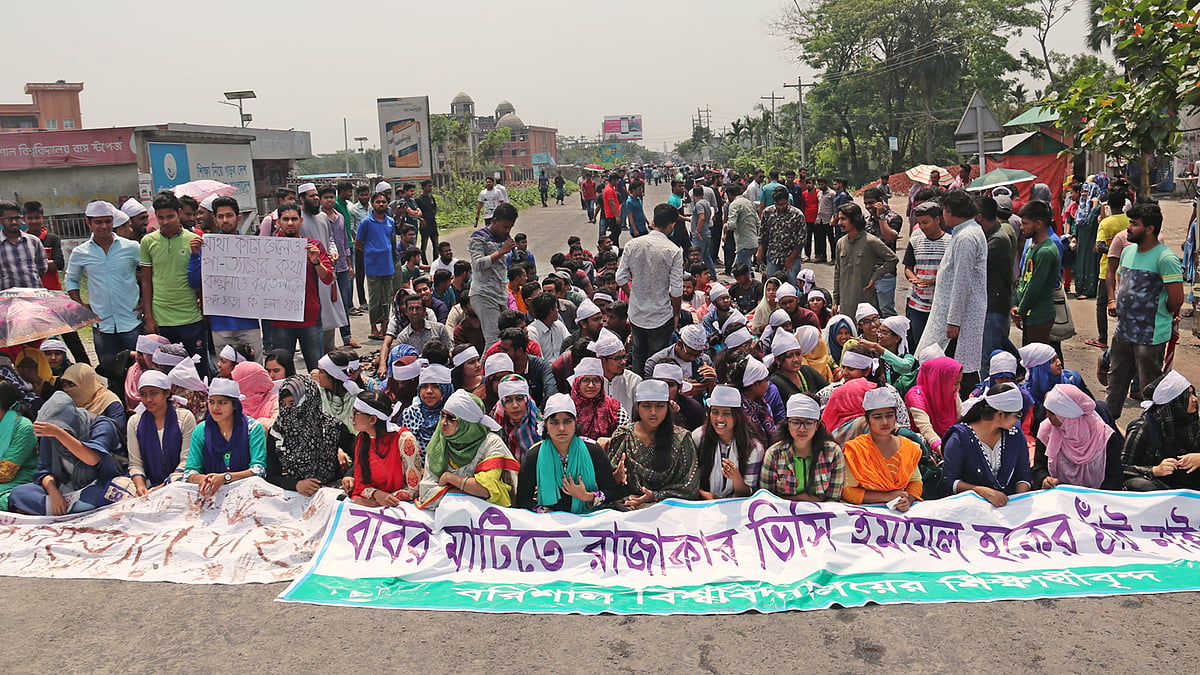 শিক্ষার্থীদের অবরোধের কারণে মহাসড়কে সব ধরনের যান চলাচল বন্ধ রয়েছে। ছবি: সাইয়ান