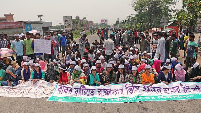 শিক্ষার্থীদের অবরোধের কারণে মহাসড়কে সব ধরনের যান চলাচল বন্ধ রয়েছে। ছবি: সাইয়ান