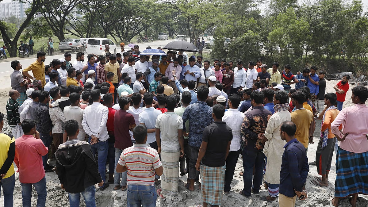 তুরাগ নদের তীর থেকে জব্দ করা বালু নিলামে বিক্রি করছে বাংলাদেশ অভ্যন্তরীণ নৌপরিবহন কর্তৃপক্ষ (বিআইডব্লিউটিএ)। ছবি: আশরাফুল আলম