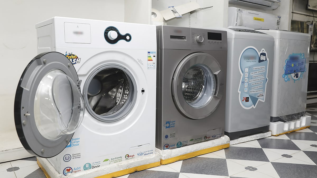 এখনকার ওয়াশিং মেশিনে কাপড় ধোয়া ও পরিষ্কারের কাজটি হয় দ্রুত। ছবি: অধুনা