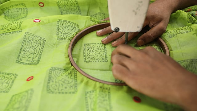 ব্লকের কাজ শেষে শাড়িতে ডলারের টুকরো বসানো হচ্ছে।