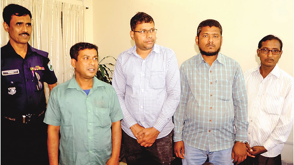 বগুড়ার বিআরটিএ কার্যালয়ে দুদকের অভিযানে আটক চারজন। গতকাল জেলা প্রশাসকের কার্যালয়ে। ছবি: প্রথম আলো
