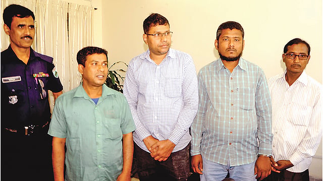বগুড়ার বিআরটিএ কার্যালয়ে দুদকের অভিযানে আটক চারজন। গতকাল জেলা প্রশাসকের কার্যালয়ে।  ছবি: প্রথম আলো