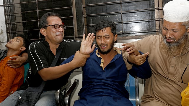 ফেনীর অগ্নিদগ্ধ মাদ্রাসাছাত্রী নুসরা‌তের মৃত্যুর খবর শুনে কান্নায় ভেঙে পড়েন স্বজনেরা। ঢাকা মেডিকেল কলেজ (ঢামেক) হাসপাতাল, ১০ এপ্রিল। ছবি: হাসান রাজা