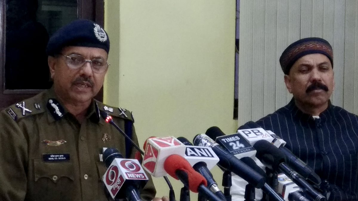 ভোটের মুখে সাংবাদিকদের মুখোমুখি উত্তর–পূর্ব ভারতের রাজ্য ত্রিপুরার পুলিশপ্রধান অখিলকুমার শুক্লা। বুধবার, আগরতলা। ছবি: প্রথম আলো