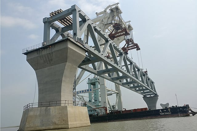 পদ্মা সেতুর মাওয়া প্রান্তে ১৩ ও ১৪ নম্বর পিয়ারের ওপর ১০ম স্প্যানটি বসানো হয়। এর মধ্য দিয়ে ১৩৫০ মিটারের সেতু এখন ১৫ শ মিটার দৈর্ঘ্যে রূপ নিয়েছে। ছবি: প্রথম আলো