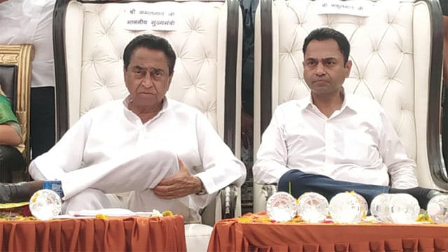মধ্যপ্রদেশের মুখ্যমন্ত্রী কমল নাথ ও তাঁর ছেলে নকুল নাথ। ছবি: টুইটার