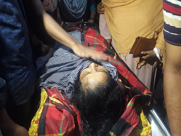 ফেনীর অগ্নিদগ্ধ মাদ্রাসাছাত্রী নুসরাত জাহান রাফির মৃত্যুর খবর শুনে অচেতন হয়ে পড়েন মা শিরিন আক্তার। ঢাকা মেডিকেল কলেজ (ঢামেক) হাসপাতাল, ১০ এপ্রিল। ছবি: আসাদুজ্জামান