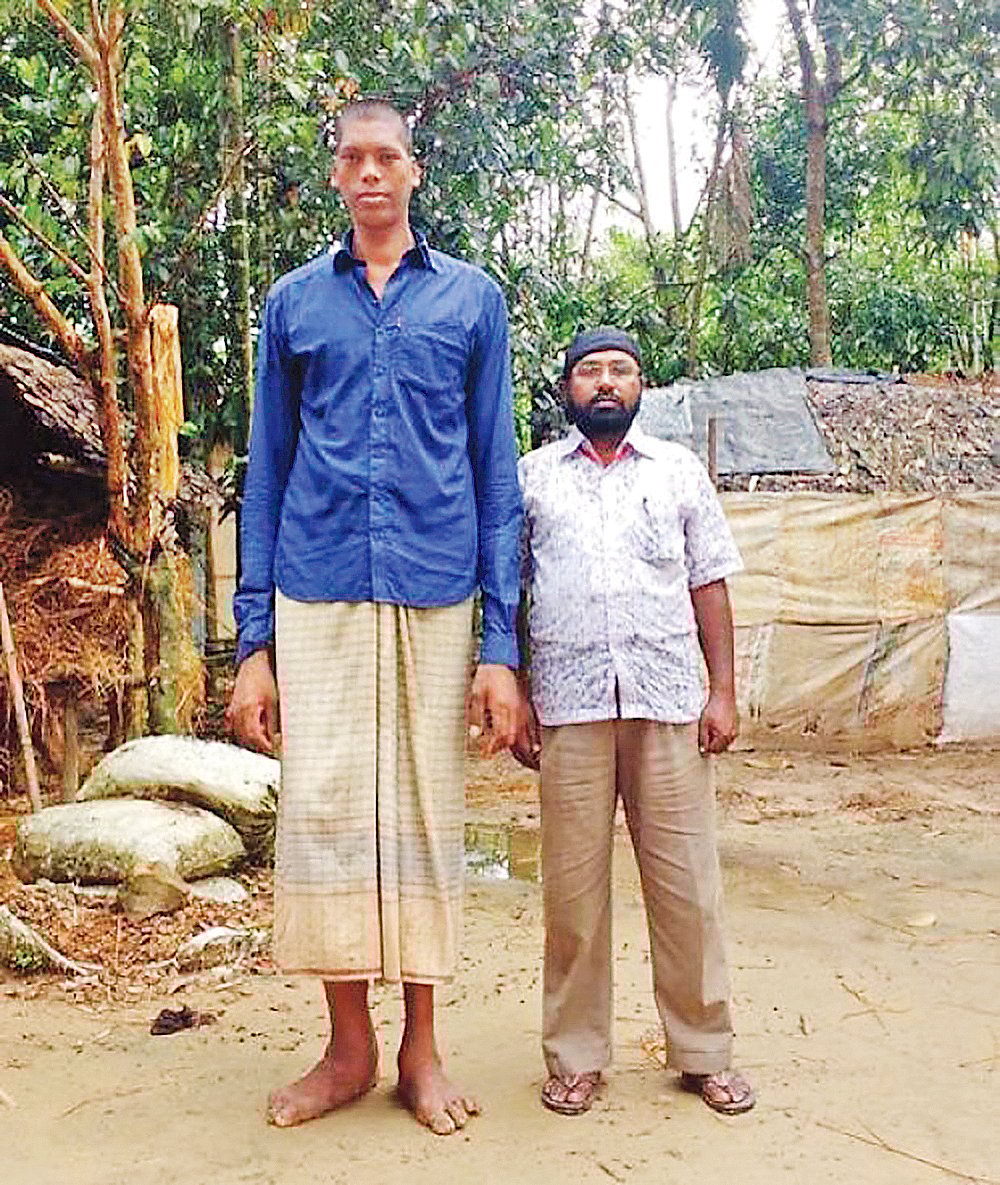 কক্সবাজারের রামুর দীর্ঘ মানব  জিন্নাত আলী। ছবি: প্রথম আলো