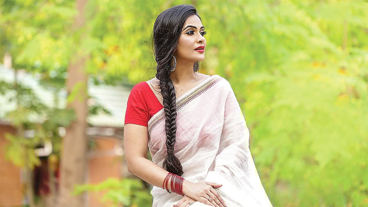 বাঙালি নারীর দিঘল কালো চুলের প্রশংসা এসেছে কাব্যে–গদ্যে। মডেল: নন্দিনী, ছবি: কবির হোসেন