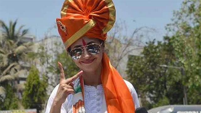 বলিউড অভিনেত্রী ঊর্মিলা মাতন্ডকর কংগ্রেসের হয়ে মনোনয়নপত্র জমা দিয়েছেন। ছবি: টুইটার