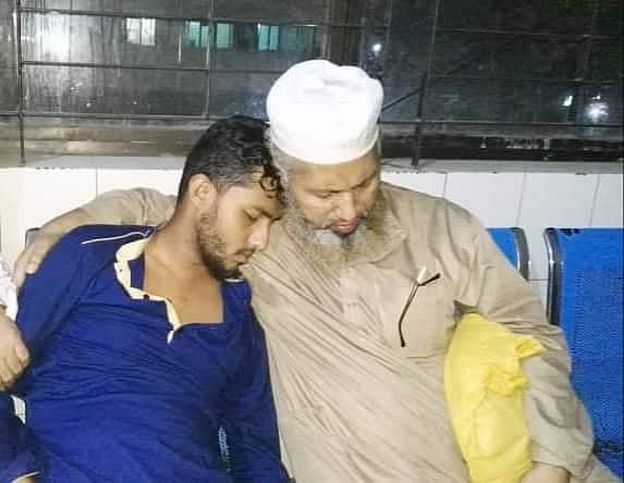 ফেনীর অগ্নিদগ্ধ নিহত মাদ্রাসাছাত্রী নুসরা‌তের ভাই মাহমুদুল হাসা‌ন (বাঁয়ে) ও বাবা আবু মুসা। ঢাকা মেডিকেল কলেজ (ঢামেক) হাসপাতাল, ১০ এপ্রিল। ছবি: আমিনুল ইসলাম