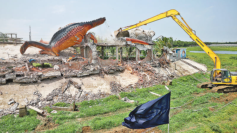 তুরাগতীরের অবৈধ স্থাপনা উচ্ছেদ করেছে বিআইডব্লিউটিএ। গতকাল সাভারের পঞ্চবটী এলাকায়।  ছবি: প্রথম আলো