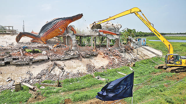 তুরাগতীরের অবৈধ স্থাপনা উচ্ছেদ করেছে বিআইডব্লিউটিএ। গতকাল সাভারের পঞ্চবটী এলাকায়।  ছবি: প্রথম আলো
