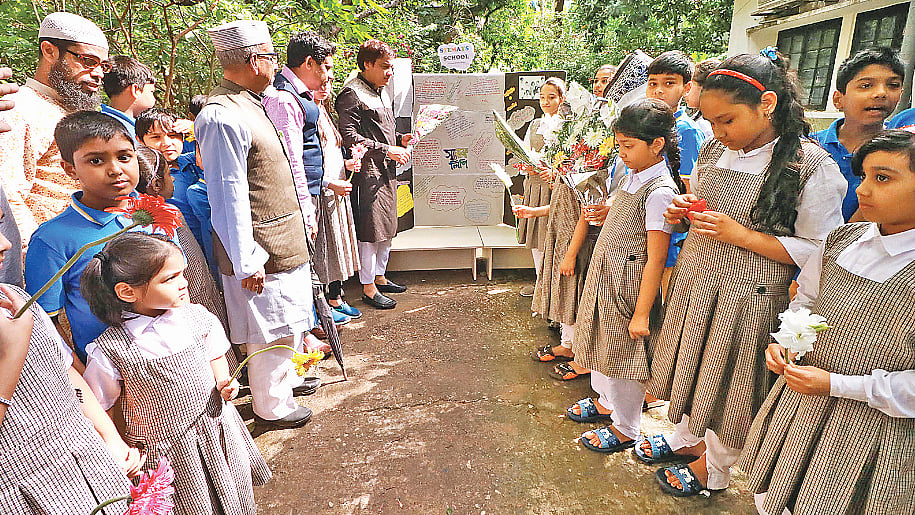 শহীদ সামসুদ্দিন আহমদকে স্মরণ। গতকাল দুপুরে সিলেট নগরের হাউজিং স্টেট এলাকায় শহীদের বাড়িতে। প্রথম আলো