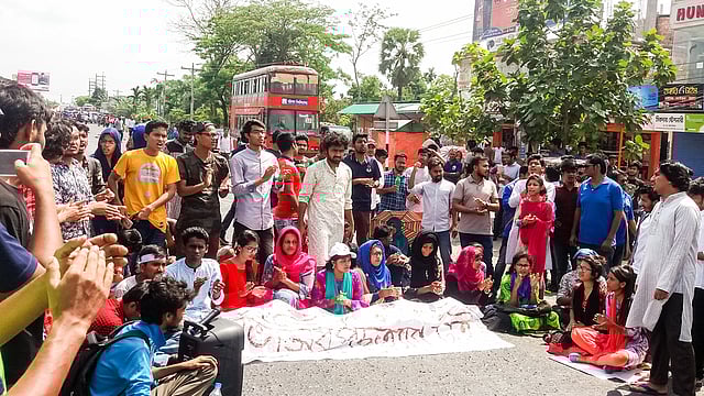 বরিশাল বিশ্ববিদ্যালয়ের উপাচার্যের পদত্যাগের দাবিতে শিক্ষার্থীরা গতকাল মঙ্গলবারও বরিশাল-কুয়াকাটা মহাসড়ক অবরোধ করেন। বরিশাল, ৯ এপ্রিল। ছবি: প্রথম আলো