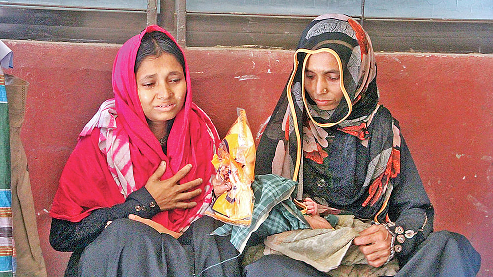 কক্সবাজার সদর হাসপাতালে চিকিৎসা না পেয়ে অসুস্থ শিশু নিয়ে এক মায়ের আহাজারি। গতকাল দুপুরে। প্রথম আলো