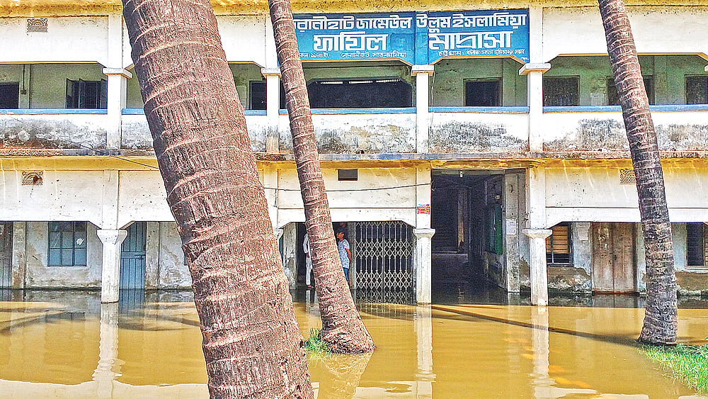 বৃষ্টির পানিতে ডুবে গেছে সাতকানিয়ার কেরানীহাট জামেউল উলুম ইসলামিয়া ফাযিল মাদ্রাসার মাঠ ও শ্রেণিকক্ষ। এতে মাদ্রাসাটির শ্রেণি কার্যক্রম বন্ধ রয়েছে। গতকাল দুপুরে। প্রথম আলো
