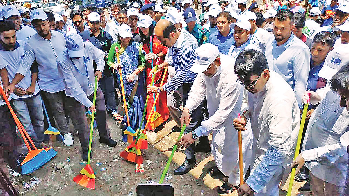 পরিচ্ছন্নতা অভিযানের উদ্বোধন করছেন ডিএনসিসির মেয়র মো. আতিকুল ইসলাম। গতকাল ইস্ট ওয়েস্ট বিশ্ববিদ্যালয়ে।