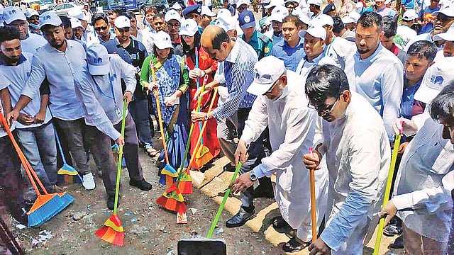 পরিচ্ছন্নতা অভিযানের উদ্বোধন করছেন ডিএনসিসির মেয়র মো. আতিকুল ইসলাম। গতকাল  ইস্ট ওয়েস্ট বিশ্ববিদ্যালয়ে।