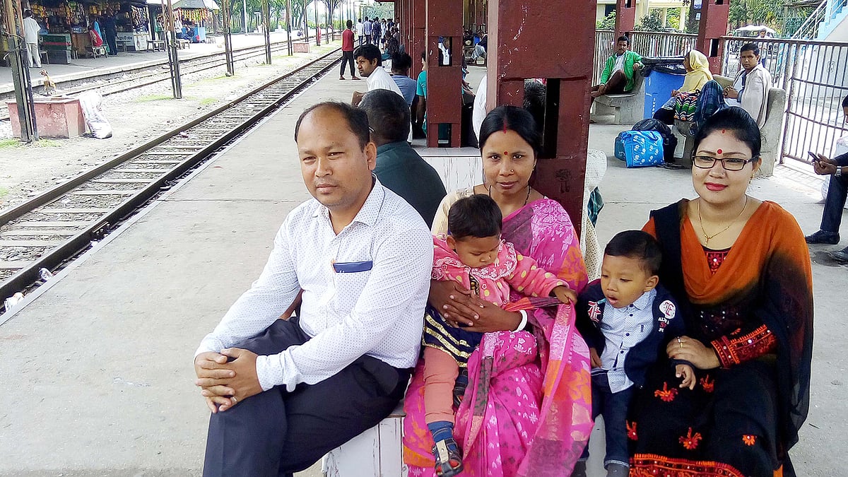 ডেমু ট্রেন বন্ধ থাকায় দুর্ভোগে যাত্রীরা। ছবি: প্রথম আলো