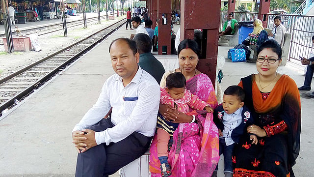 ডেমু ট্রেন বন্ধ থাকায় দুর্ভোগে যাত্রীরা। ছবি: প্রথম আলো