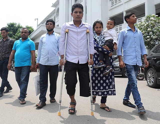 উচ্চ আদালত প্রাঙ্গণে রাসেল সরকার। সঙ্গে তাঁর পরিবার। ছবি: সাইফুল ইসলাম