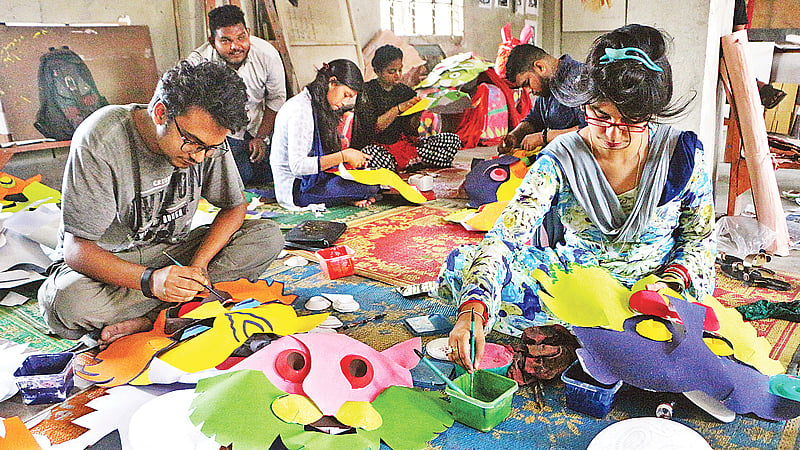 মুখোশ বানাচ্ছেন নারায়ণগঞ্জ চারুকলা ইনস্টিটিউটের শিক্ষার্থীরা। শনিবার তোলা ছবি। প্রথম আলো