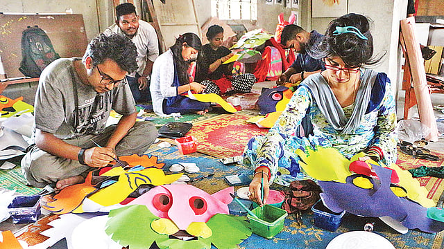 মুখোশ বানাচ্ছেন নারায়ণগঞ্জ চারুকলা ইনস্টিটিউটের শিক্ষার্থীরা। শনিবার তোলা ছবি।  প্রথম আলো