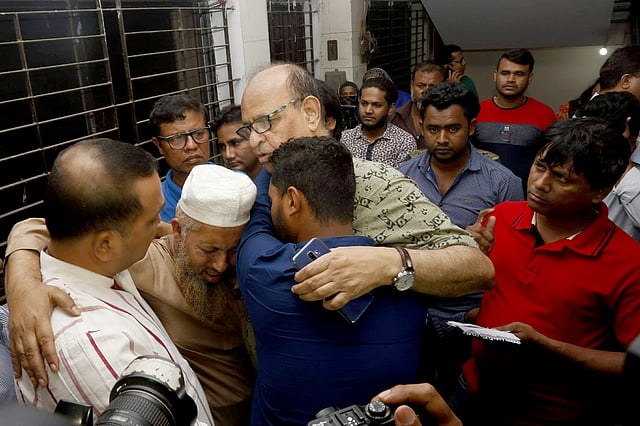 নুসরাতের মৃত্যুর খবর শুনে তাঁর বাবা ও ভাই বার্ন অ্যান্ড প্লাস্টিক সার্জারি ইনস্টিটিউটের জাতীয় সমন্বয়ক সামন্ত লাল সেনকে জড়িয়ে ধরে আহাজারি করেন। ঢাকা মেডিকেল কলেজ (ঢামেক) হাসপাতাল, ১০ এপ্রিল। ছবি: হাসান রাজা
