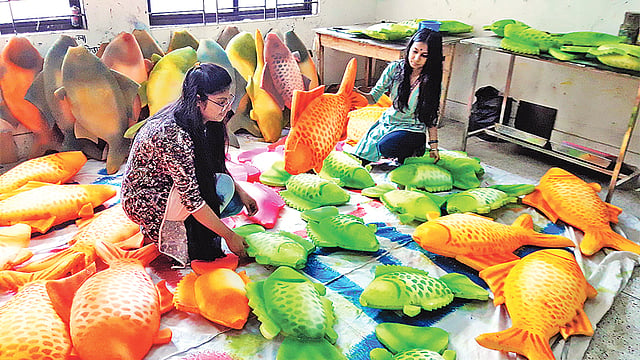 জগন্নাথ বিশ্ববিদ্যালয়ে মঙ্গল শোভাযাত্রার প্রস্তুতি।  প্রথম আলো