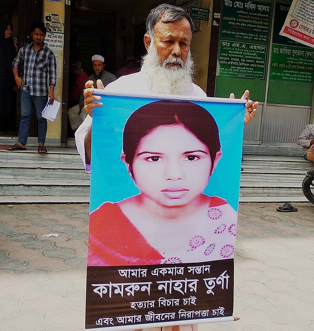 ব্রাহ্মণবাড়িয়া প্রেসক্লাবের সামনে একমাত্র মেয়ে কামরুন নাহার তুর্নার হত্যার বিচার ও নিজের জীবনের নিরাপত্তার দাবিতে ফেস্টুন নিয়ে দাঁড়ান বাবা মফিজুল হক। ১০ এপ্রিল,ব্রাহ্মণবাড়িয়া । ছবি: প্রথম আলো