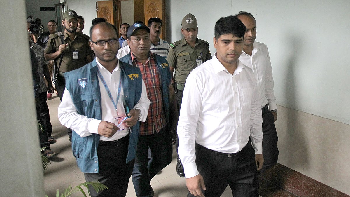 চট্টগ্রাম সিটি করপোরেশনের রাজস্ব শাখায় অভিযান চালায় দুদক। ছবি: সৌরভ দাশ