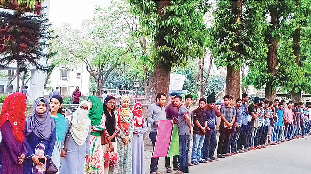 বিশ্ববিদ্যালয়ের কেন্দ্রীয় গ্রন্থাগারের সামনে গতকাল ছাত্রীদের মানববন্ধন। প্রথম আলো