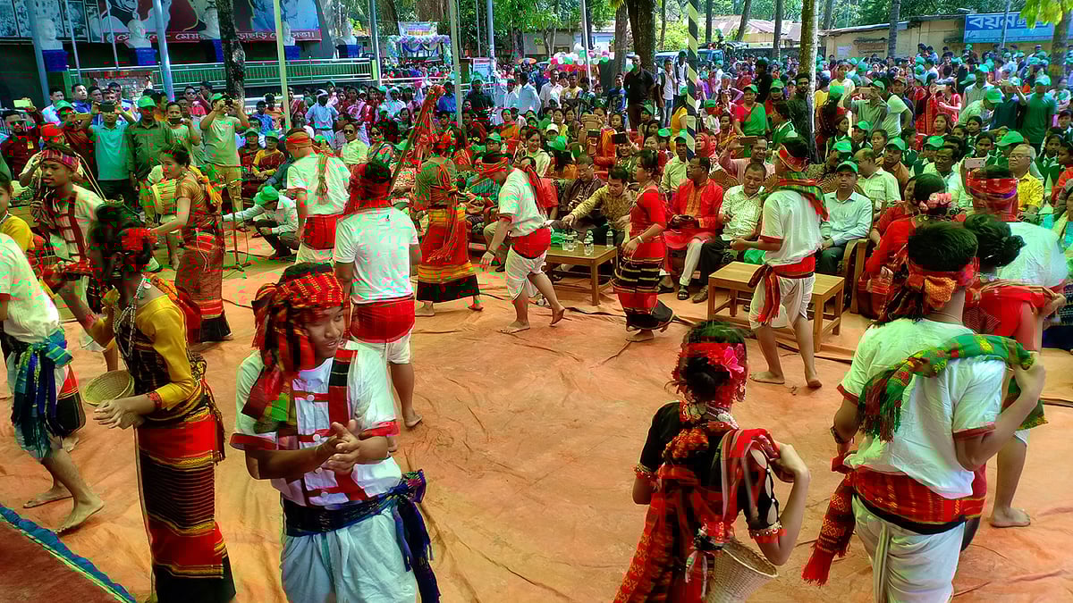 বৈসু উৎসবে নাচছে গড়াইয়ার দল। খাগড়াছড়ি, ১১ এপ্রিল। ছবি: জয়ন্তী দেওয়ান
