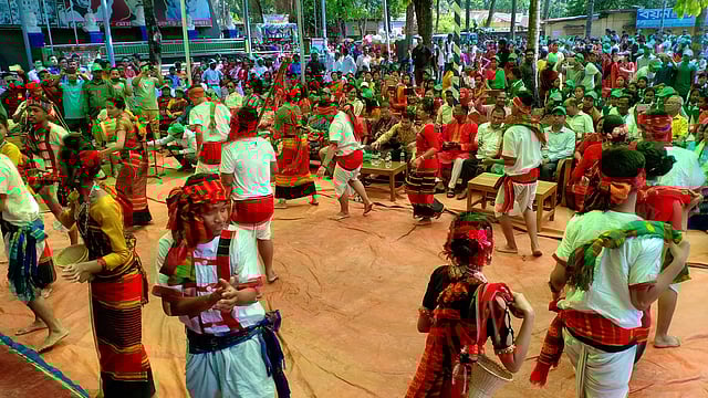 বৈসু উৎসবে নাচছে গড়াইয়ার দল। খাগড়াছড়ি, ১১ এপ্রিল। ছবি: জয়ন্তী দেওয়ান