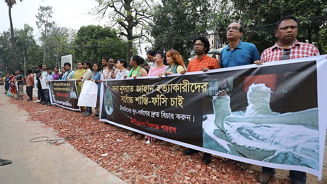 ফেনীর সোনাগাজীর মাদ্রাসাছাত্রী নুসরাত জাহান রাফিকে আগুনে পুড়িয়ে হত্যার প্রতিবাদে রাজধানীর শাহবাগে মানববন্ধন। ঢাকা, এপ্রিল। ছবি: প্রথম আলো