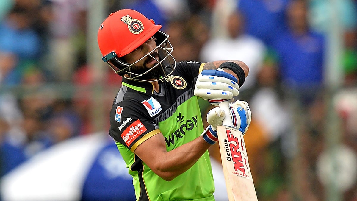 ব্যাট হাসলেও বিরাট কোহলি হাসছেন না। ছবি: এএফপি