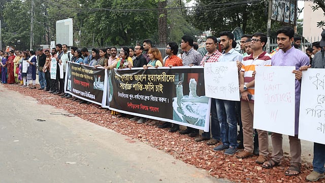 ফেনীর সোনাগাজীর মাদ্রাসাছাত্রী নুসরাত জাহান রাফিকে আগুনে পুড়িয়ে হত্যার প্রতিবাদে রাজধানীর শাহবাগে মানববন্ধন। ঢাকা, এপ্রিল। ছবি: প্রথম আলো